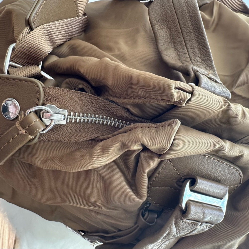 Authentic Lacoste Tan Duffel / Shoulder Bag – Excellent Pre-Owned Condition - Picture 11 of 12